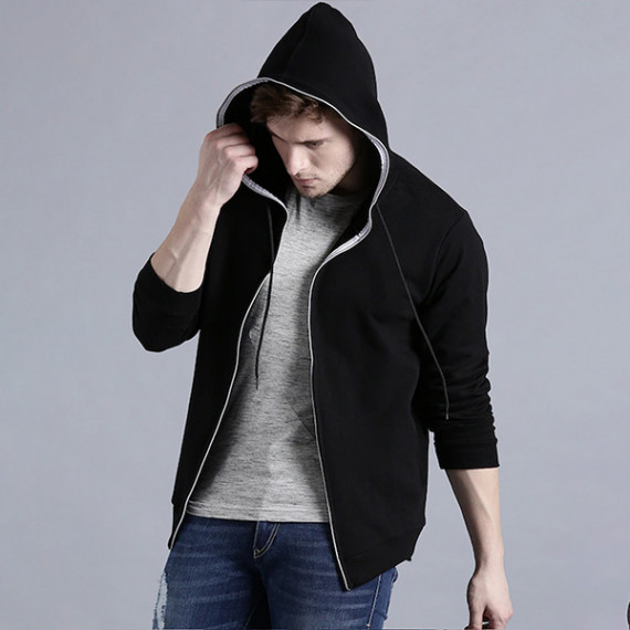 http://13.201.150.207/products/men-black-solid-hooded-sweatshirt