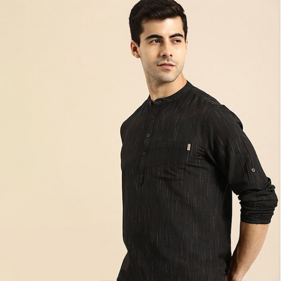 http://13.201.150.207/products/men-black-woven-design-kurta
