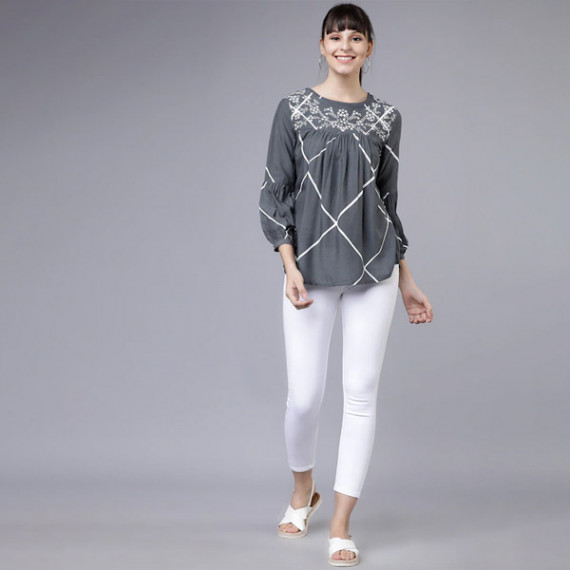 http://13.201.150.207/products/women-grey-and-white-printed-a-line-top