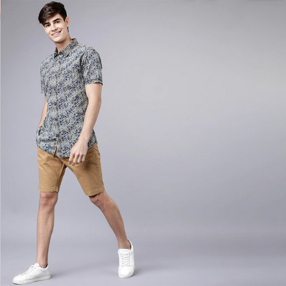 http://13.201.150.207/products/men-khaki-solid-slim-fit-regular-shorts