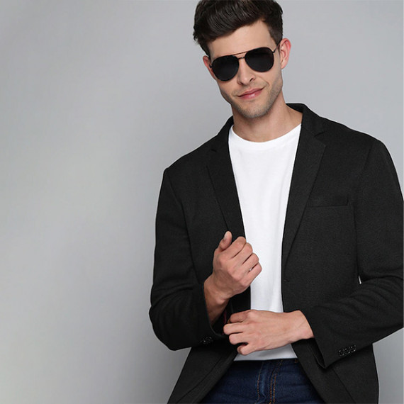 http://13.201.150.207/products/men-black-textured-regular-fit-single-breasted-blazer