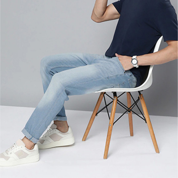 http://13.201.150.207/products/men-blue-slim-tapered-fit-light-fade-stretchable-jeans